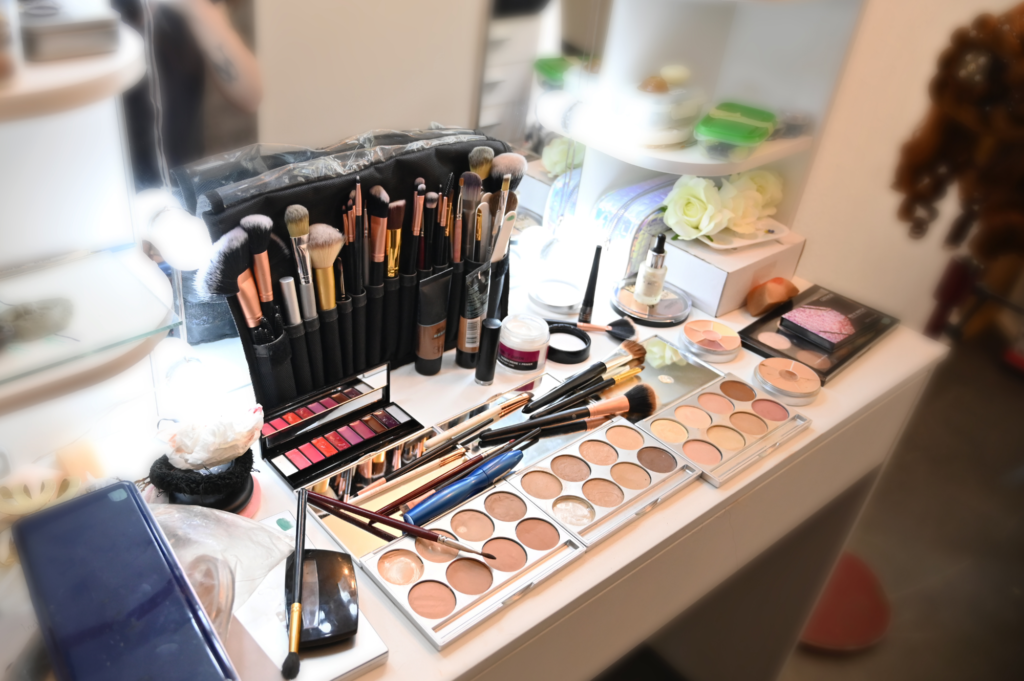 makeup kit, makeup table